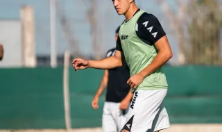 Suárez bisa e Sporting fecha a 1.ª parte a golear