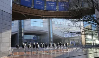 Eurodeputados conservadores e de extrema-direita protestam contra o governo espanhol devido à crise de Ceuta