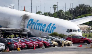 Avião de carga da Amazon que saiu da pista em Miami chocou contra dois veículos