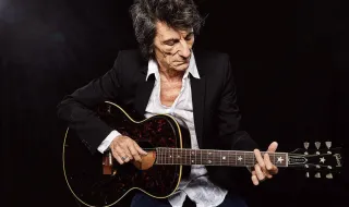 Entrevista a Ronnie Wood, dos Rolling Stones: “Há muita porcaria a acontecer no mundo, por isso nós gostamos é de fazer as pessoas felizes”