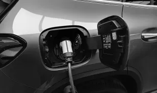 Híbridos plug-in emitem até cinco vezes mais CO2 na estrada do que nos testes