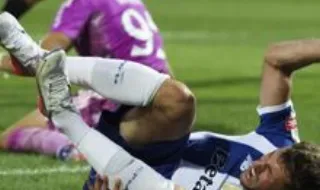 Do soco do guarda-redes em Bednarek ao penálti por "suposta falta": FC Porto não poupa arbitragem de José Bessa