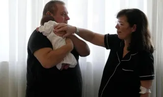 Após perder filho, mulher de 54 anos volta a ser mãe graças a embrião congelado há 22 anos