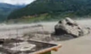 Imagens impressionantes mostram enxurrada a arrastar enorme rocha na fronteira entre o Nepal e a China
