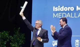 El periodista Isidoro Nicieza recibe la Medalla de Asturias: "Siempre he intentando hacer un periodismo útil para los asturianos"