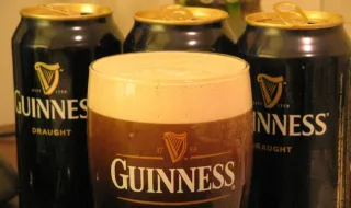 Desapareceram 70 mil canecas de Guinness. A polícia procura o camião e a cerveja