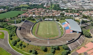 Estádio de Limburgo recebe o Ajax de Míchel