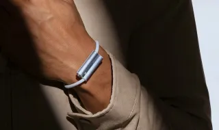 Ex-responsáveis pela Fitbit lançam pulseira pensada para cuidar de idosos à distância