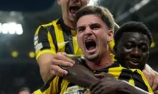 AEK Atenas vence LASK Linz com golaço de livre de Razvan Marin