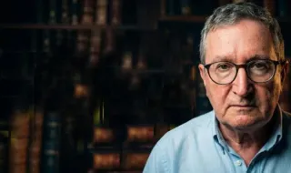 De jubilado, youtuber: el profesor asturiano que enseña filosofía en redes sociales con “un lenguaje adaptado a lo que hoy en día consumen”