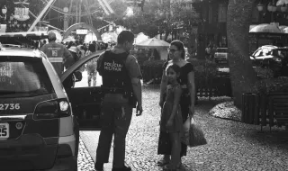 Perseguição policial termina com acidente aparatoso e três carros incendiados em Algés