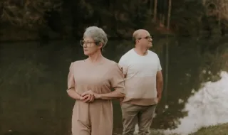 Casal de idosos de 75 e 77 anos tiveram de viver com 700€ por mês numa estação após serem despejados da casa onde viviam há 10 anos para proprietário transformar em alojamento turístico