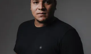 Mag Rodrigues fotografou 120 entradas de prédios por Lisboa