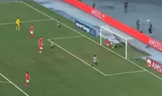 Do "mau como o c..." ao "verme": claque do Botafogo 'aperta' com Arthur Cabral e Alex Telles