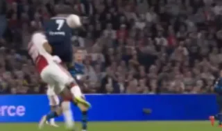 Confusão no Ajax-PSV: entrada brutal de van Bommel fez escalar os ânimos no relvado