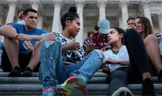 A “escolha empoderada" de Ocasio-Cortez: a autonomia reprodutiva no fogo cruzado do movimento MAGA