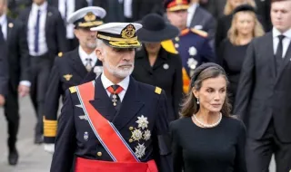Los Reyes acompañan el cortejo funeral de Harald V por las calles de Oslo tras su encuentro con Haakon VIII y Mette-Marit