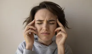 Los neurólogos denuncian el "limitado" acceso de los pacientes españoles a los nuevos (y mejores) fármacos para la migraña: "Aumenta el sufrimiento"
