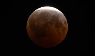 Eclipse lunar parcial atraiu muitos curiosos numa noite de olhos postos no céu