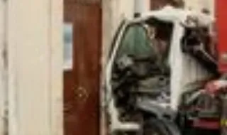 Carrinha choca contra edifício em Lisboa. Há um ferido grave