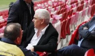 Presidente do Fenerbahçe rejeita demissão do treinador: «Sou mais velho e disse-lhe 'vais continuar'»