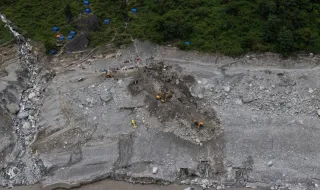 Dois trabalhadores resgatados com vida de túnel no Nepal após mais de uma semana soterrados