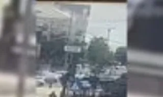 O momento da explosão na sede dos serviços secretos ucranianos em ataque russo