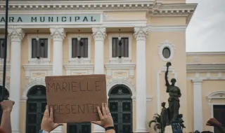 Manifestantes bloqueiam distribuição de alimentos da Cruz Vermelha a migrantes