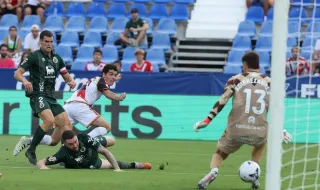 El Rayo remonta al Racing y logra su primer triunfo en el exilio de Butarque