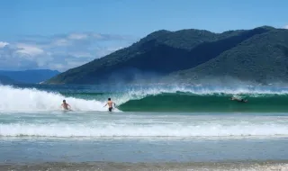 Vídeo mostra praia paradisíaca da Grécia tomada por turistas: ‘Inferno na Terra’