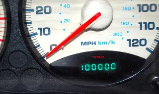 O seu automóvel atingiu os 100.000 km? Especialistas avisam que é isto que tem de fazer para evitar problemas futuros