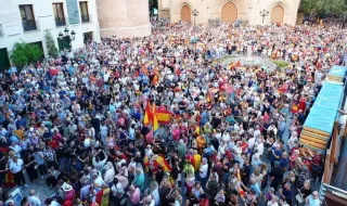 Castelló arropa a Ceuta en una plaza Mayor tomada por banderas de España y gritos contra Sánchez