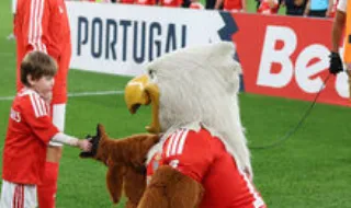 Quem é Salvador, o menino que entrou em campo com Rafa antes do Benfica-Estoril