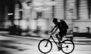 Ciclista Tadej Pogacar teve alta de hospital em Barcelona após cirurgia