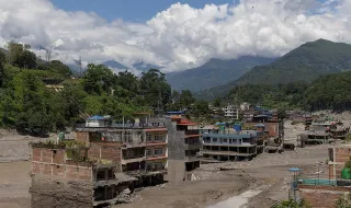 Nepal alerta para nova enxurrada: rio bloqueado por detritos forma lago em risco de rutura