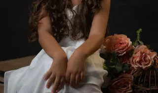 Menina de quatro anos que assistiu à morte da mãe em Algés fica em Portugal para já. Juízes querem ouvir o pai
