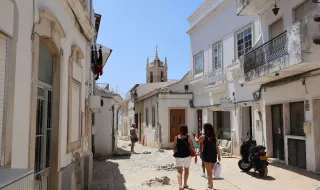Turistas no Algarve em agosto foram na maioria portugueses