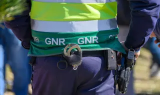 Condutor em fuga embate em viaturas e obriga GNR a disparar para o ar na Quinta do Conde