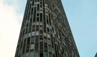 Quais são os edifícios mais altos do mundo? Um deles foi atingido por um pequeno avião este ano
