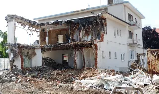 Mesquita e vários edifícios destruídos após ataque com projétil na Arábia Saudita