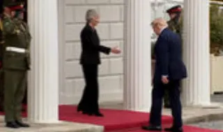 Trump é recebido em Dublin pela presidente irlandesa no início de visita oficial ao país