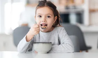 Pequeno-almoço antes das aulas: o que devem comer as crianças e os erros a evitar