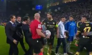 Tensão ao intervalo do FC Porto-Man. City com Rúben Dias a afastar Tiago Madureira