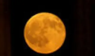 Lua cheia de agosto surge por trás do Templo de Apolo na Grécia