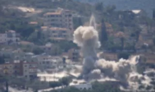 O momento da explosão após novo ataque israelita ao sul do Líbano