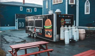 Johnny Rockets, rede californiana de hamburguerias, faz sua estreia no Rock in Rio