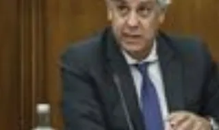 Mário Centeno defende que anúncios como o bónus nas pensões e alívio no IRS devem ser feitos dentro do OE