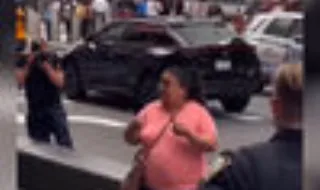 O momento em que mulher é imobilizada a tiro pela polícia após esfaquear duas pessoas em Times Square