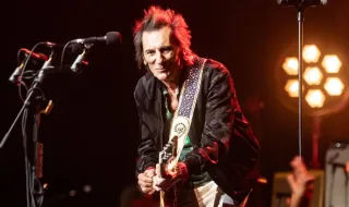 Ronnie Wood, um Rolling Stone em boa forma no Coliseu de Lisboa: não é apenas rock and roll, mas ele gosta e muito