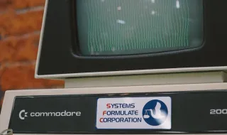Commodore recupera computador clássico com visual inspirado em Cyberpunk 2077